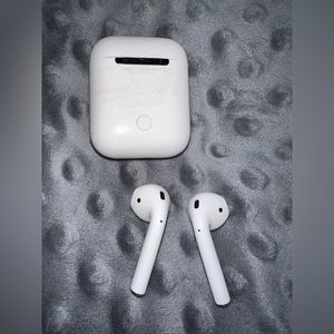 Apple AirPods (good condition) / no charger